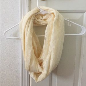 Lace scarf // Beautiful detailing